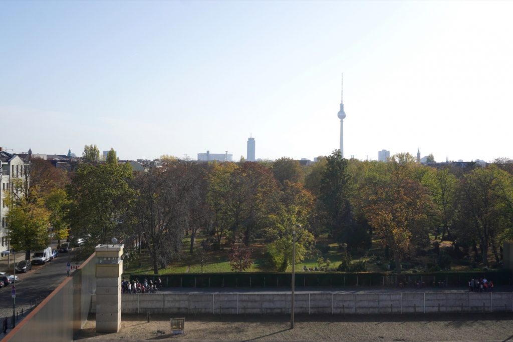 Il Muro di Berlino e la Torre della Televisione dal tetto del Memoriale del Muro di Berlino. Foto di Elisa Treppaoli