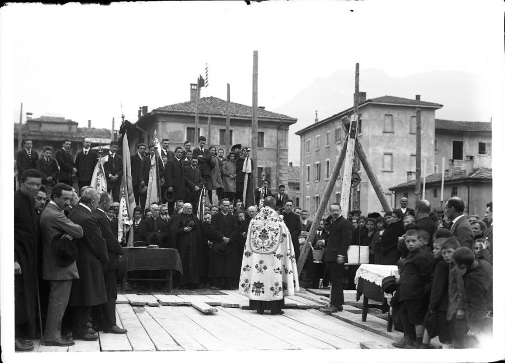 Vito Girardi, Trento, Via Madruzzo, Benedizione della posa della prima pietra dell'ex Oratorio del Duomo, 1922[Archivio fotografico storico, Soprintendenza per i beni culturali, Provincia autonoma di Trento]