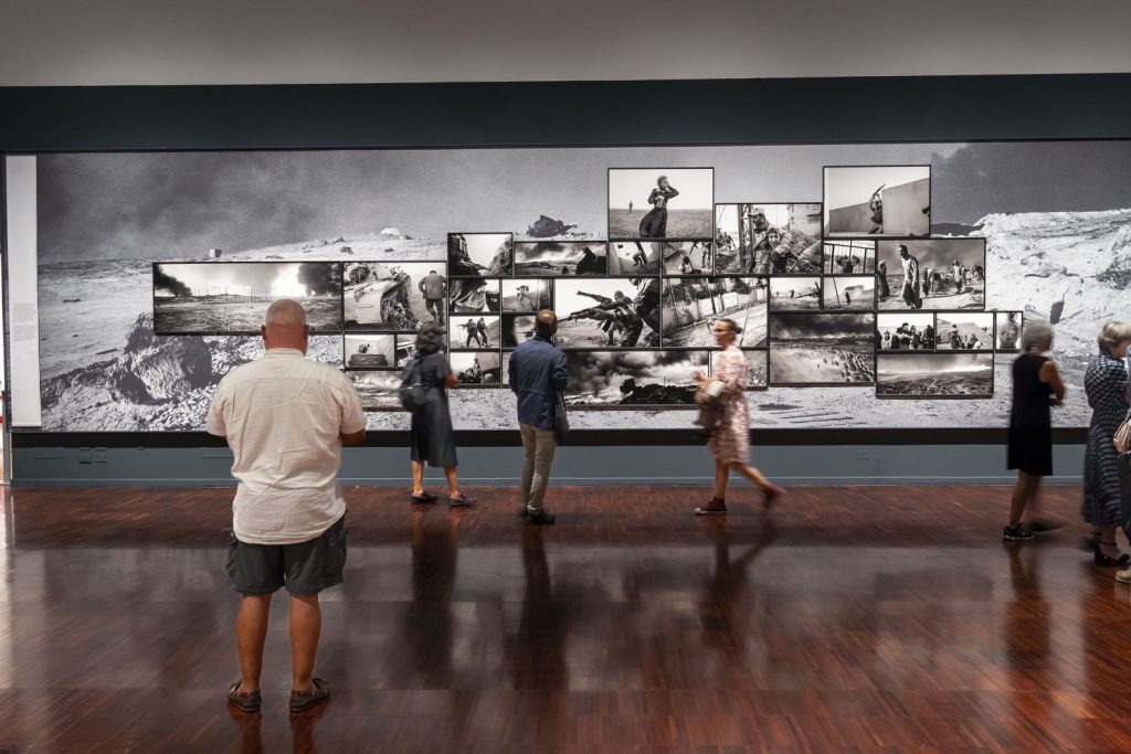 Le foto dell ’ allestimento della mostra Orizzonte degli eventi di Paolo Pellegrin a Le Stanze della Fotografia sono state scattate da Matteo De Fina